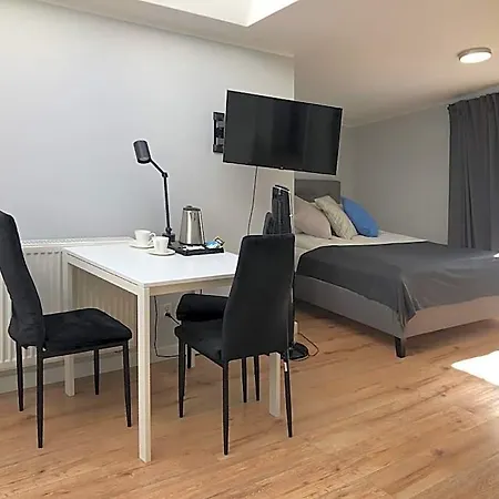 לינה וארוחת בוקר Przystanek Plaza 2*